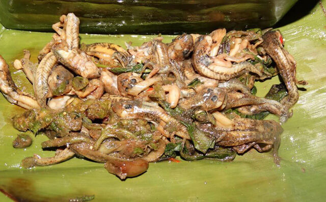 Mok Huak có nguồn gốc từ Isan, miền đông bắc Thái Lan, nhưng bây giờ nó được bày bán ở rất nhiều nơi.