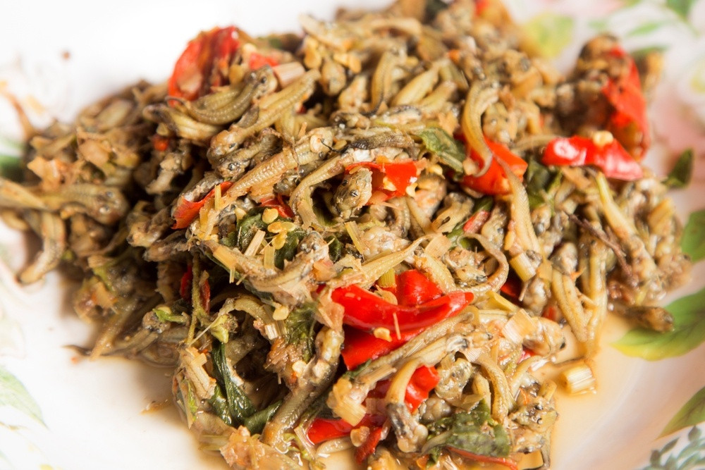 Thông thường, món nòng nọc này sẽ được dùng kèm với nước mắm lên men có tên là Pla Raa.