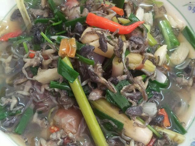 Cách chế biến Mok Huak thông thường là trộn với sả, ớt, thì là, lá húng quế, rau thơm, gia vị, sau đó được bọc trong lá chuối rồi nướng bằng than củi. Nghe tả có vẻ rất hấp dẫn, mùi thơm cũng quyến rũ nhưng khi nhìn cận cảnh món ăn này thì nhiều người rất sợ hãi.