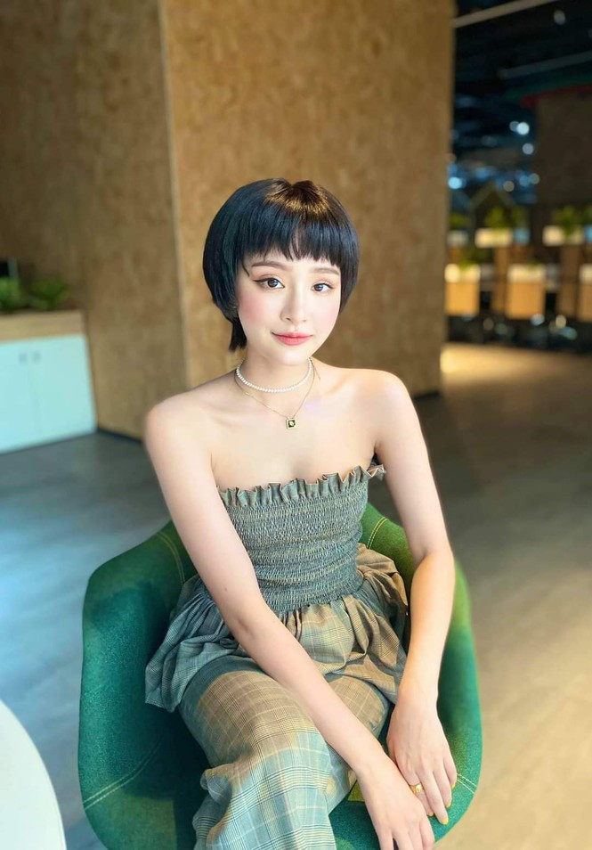 Hiền Hồ xinh như búp bê với mái tóc ngắn. Nữ ca sĩ khéo léo khoe làn da mịn màng trắng ngần khi diện chiếc áo quây màu rêu mix cùng quần ống rộng sọc carô tone-sur-tone.