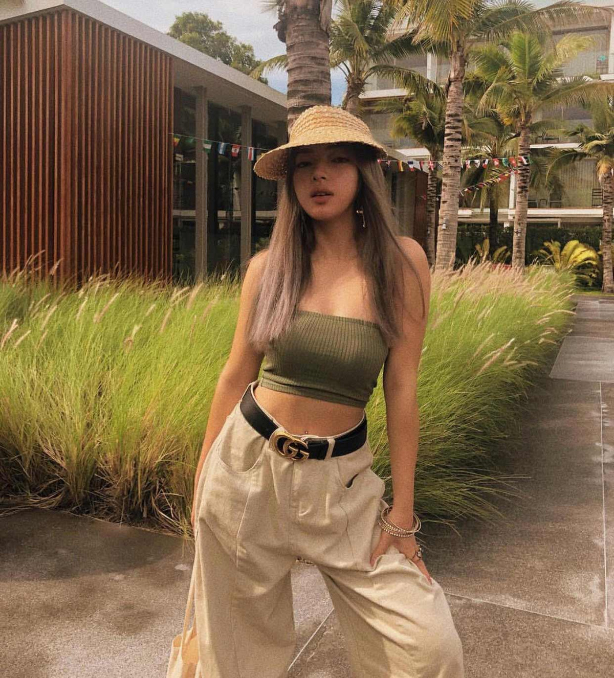 Hot girl Châu Bùi khoe thân hình nóng bỏng với chiếc áo tube top chất liệu thun tăm tôn dáng.