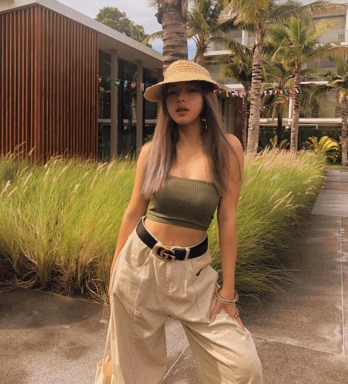 Hot girl Châu Bùi khoe thân hình nóng bỏng với chiếc áo tube top chất liệu thun tăm tôn dáng.