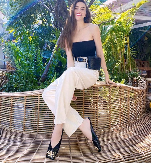 Việc mix chiếc quần ống rộng màu trắng với áo quây đen đã nâng set đồ của Hồ Ngọc Hà lên một đẳng cấp mới, vừa quyến rũ vừa sang chảnh. Ảnh: Internet. Mời độc giả xem video "Minh Hằng chia sẻ về phong cách thời trang". Nguồn: VTC.