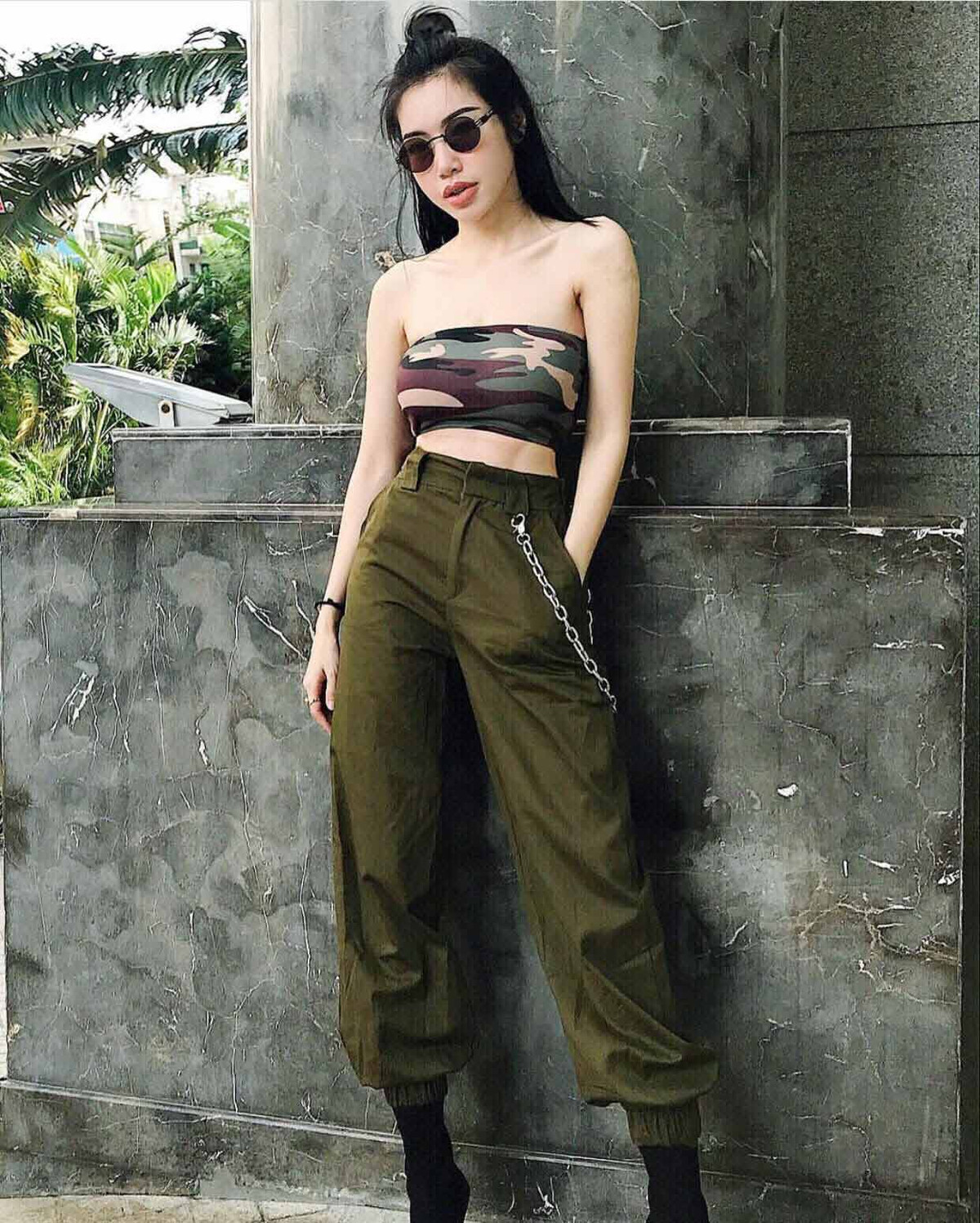 Áo quây rằn ri và quần jogger màu xanh bộ đội kết hợp cực ăn ý giúp Elly Trần vừa sexy vừa cá tính.