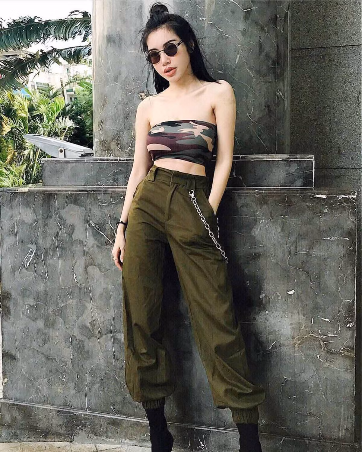 Áo quây rằn ri và quần jogger màu xanh bộ đội kết hợp cực ăn ý giúp Elly Trần vừa sexy vừa cá tính.