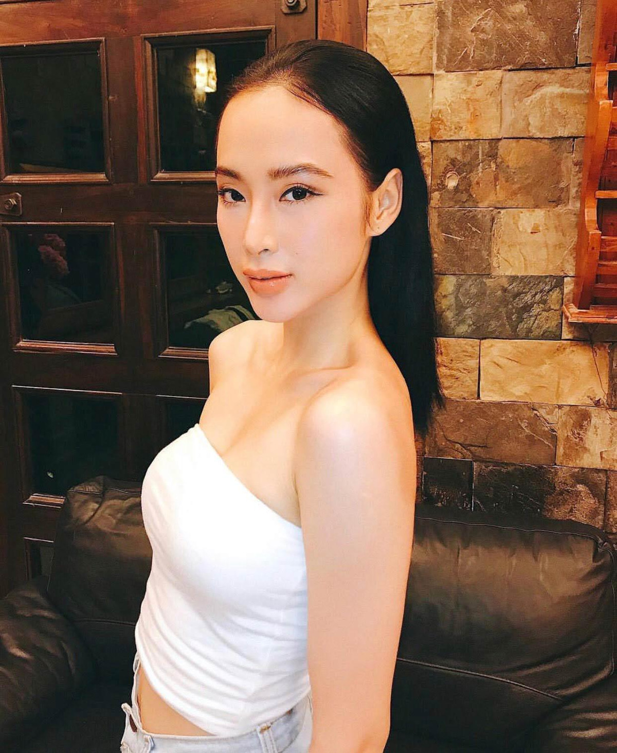 Angela Phương Trinh cũng là fan của những chiếc áo quây đơn sắc và basic.