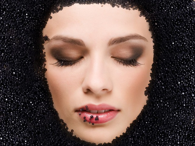 Đắp mặt bằng trứng cá muối được coi là phương pháp căng da hiệu quả và đắt đỏ hơn cả botox, vì vậy, nó thường dành cho giới siêu giàu.