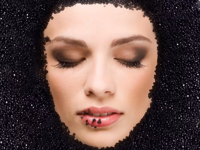 Đắp mặt bằng trứng cá muối được coi là phương pháp căng da hiệu quả và đắt đỏ hơn cả botox, vì vậy, nó thường dành cho giới siêu giàu.