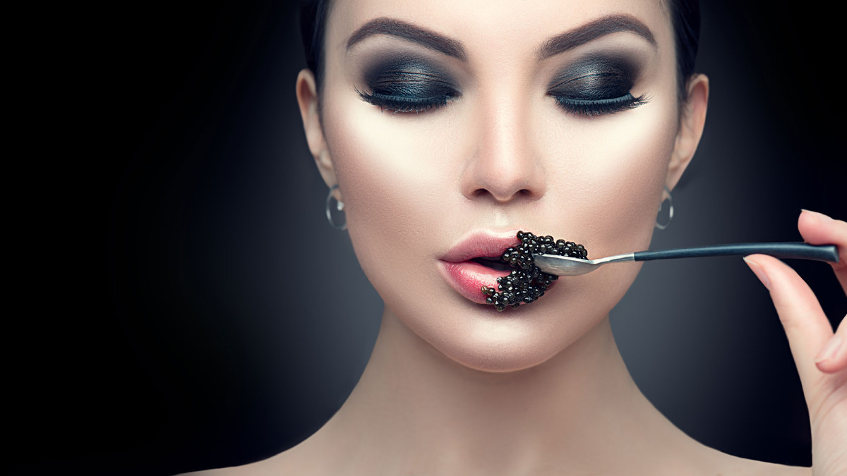 Trứng cá caviar chứa nhiều các chất chống oxy hóa như Vitamin A và E, cùng có tác dụng để tái tạo và bảo vệ da khỏi các mối nguy hiểm của môi trường và các tác nhân gây lão hóa và bệnh tật