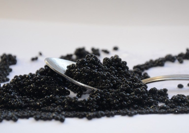 Trong các loại mỹ phẩm hiện nay, trứng cá muối chủ yếu được sử dụng để chăm sóc làn da mệt mỏi và không được massage thường xuyên.