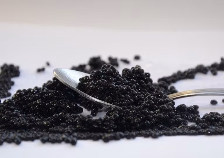 Trong các loại mỹ phẩm hiện nay, trứng cá muối chủ yếu được sử dụng để chăm sóc làn da mệt mỏi và không được massage thường xuyên.