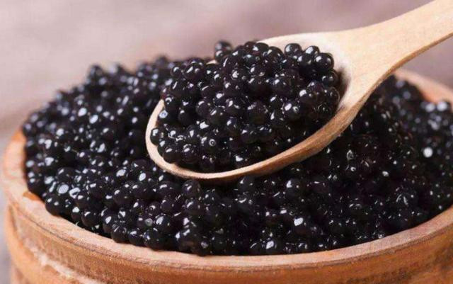 Giới nhà giàu và các ngôi sao hàng đầu Hollywood, trong đó có người phụ nữ quyến rũ nhất hành tinh Angela Jolie từng chi 400 USD cho 3 tiếng trị liệu da mặt bằng tinh chất trứng cá đen.