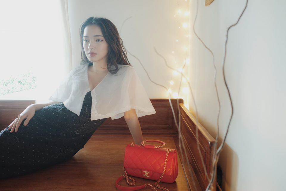 Khi thì cô nàng biến hóa thành quý cô sang chảnh và sành điệu.