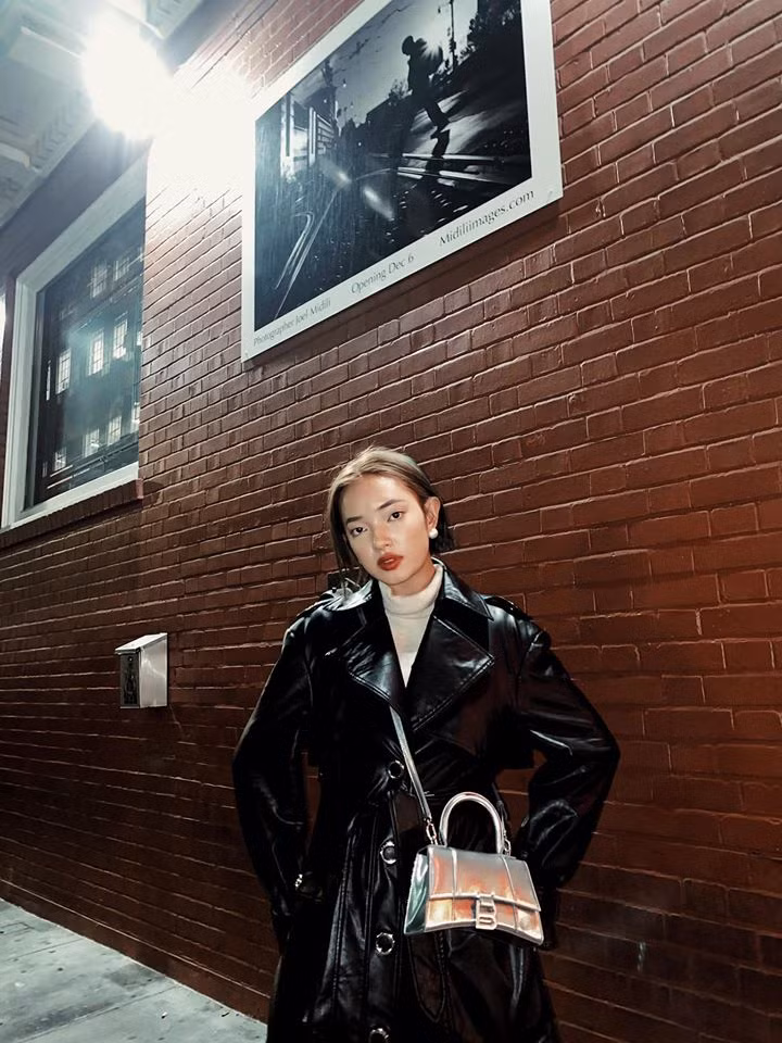 Sở hữu gương mặt xinh đẹp lạ, thần thái cuốn hút cùng gu thời trang cực chất nên Châu Bùi nổi tiếng như một fashionista hàng đầu trong showbiz Việt.
