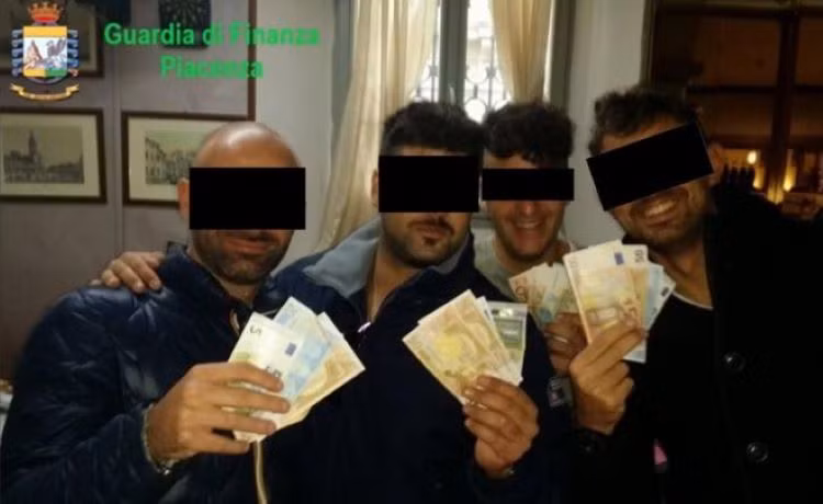 Tru so quan canh Italy phai dong cua vi nghi ngo buon ma tuy, tong tien