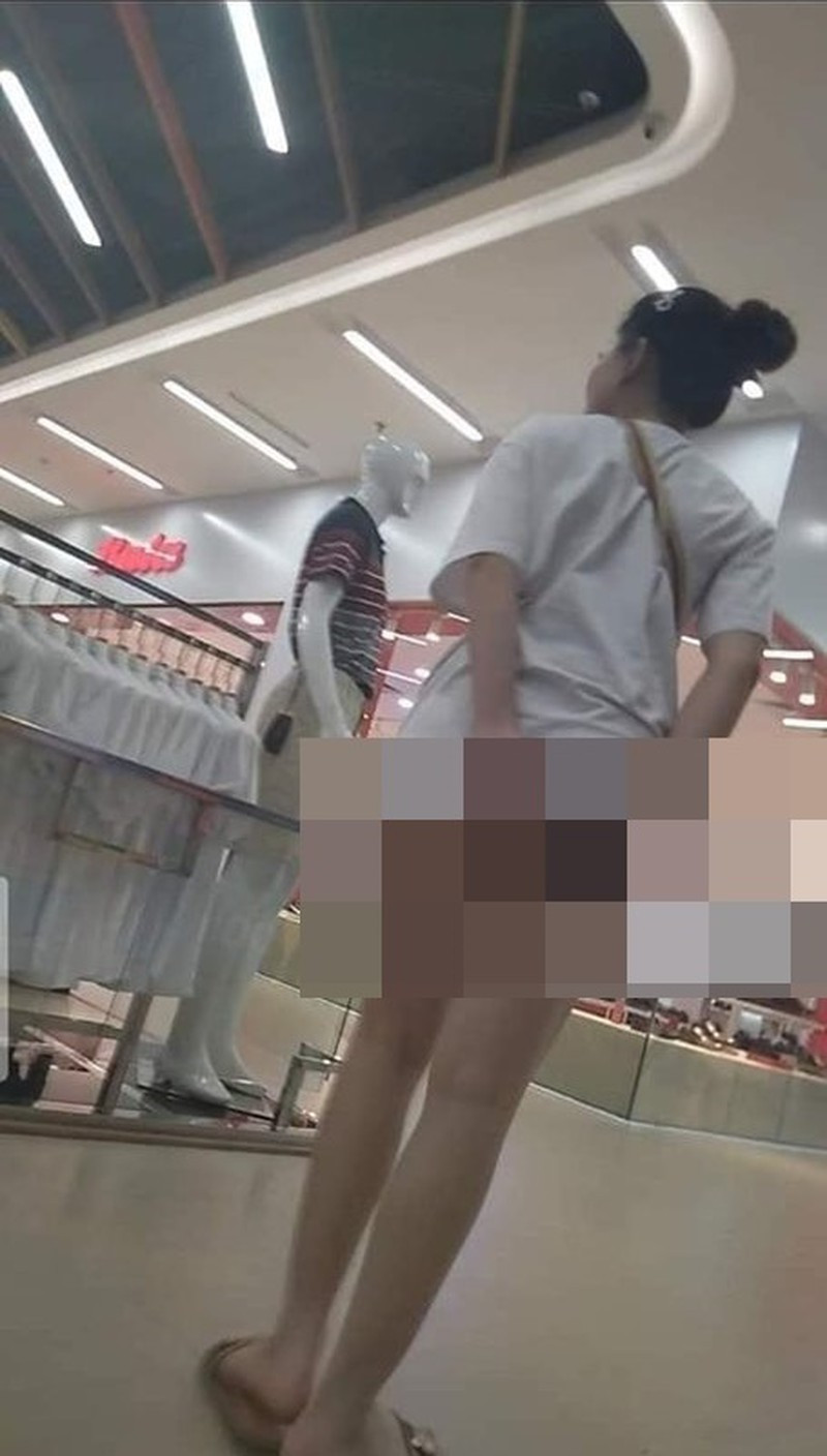 Hình ảnh cô gái ăn mặc hở hang, lộ nguyên vòng 3 khi đi siêu thị khiến dân tình hết sức “nóng mắt”.