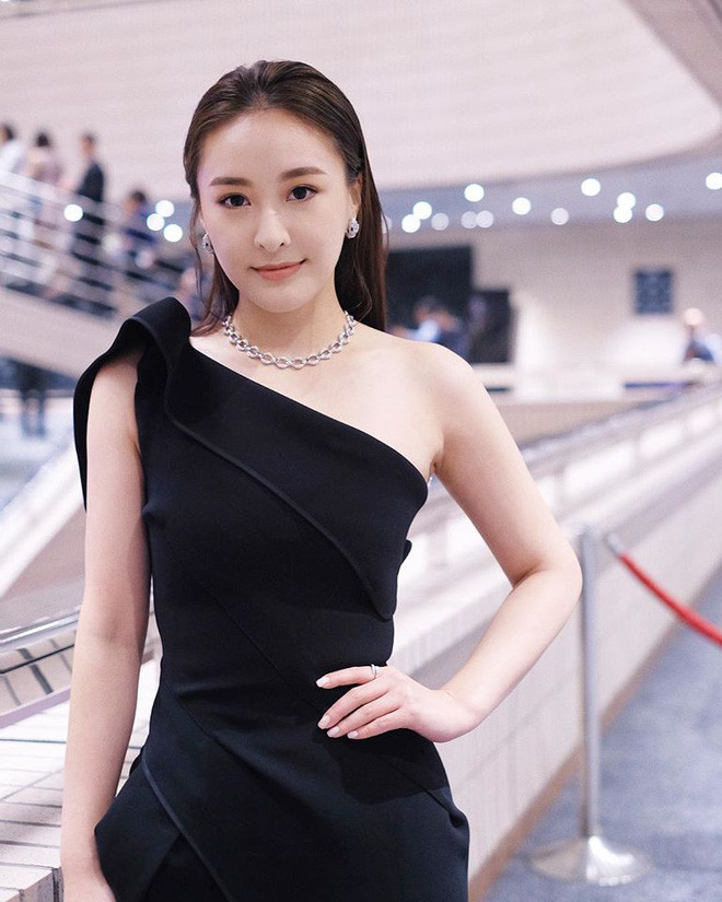 Nữ diễn viên khoe dáng trong chiếc đầm lệch vai lộ bờ vai thon gầy quyến rũ.