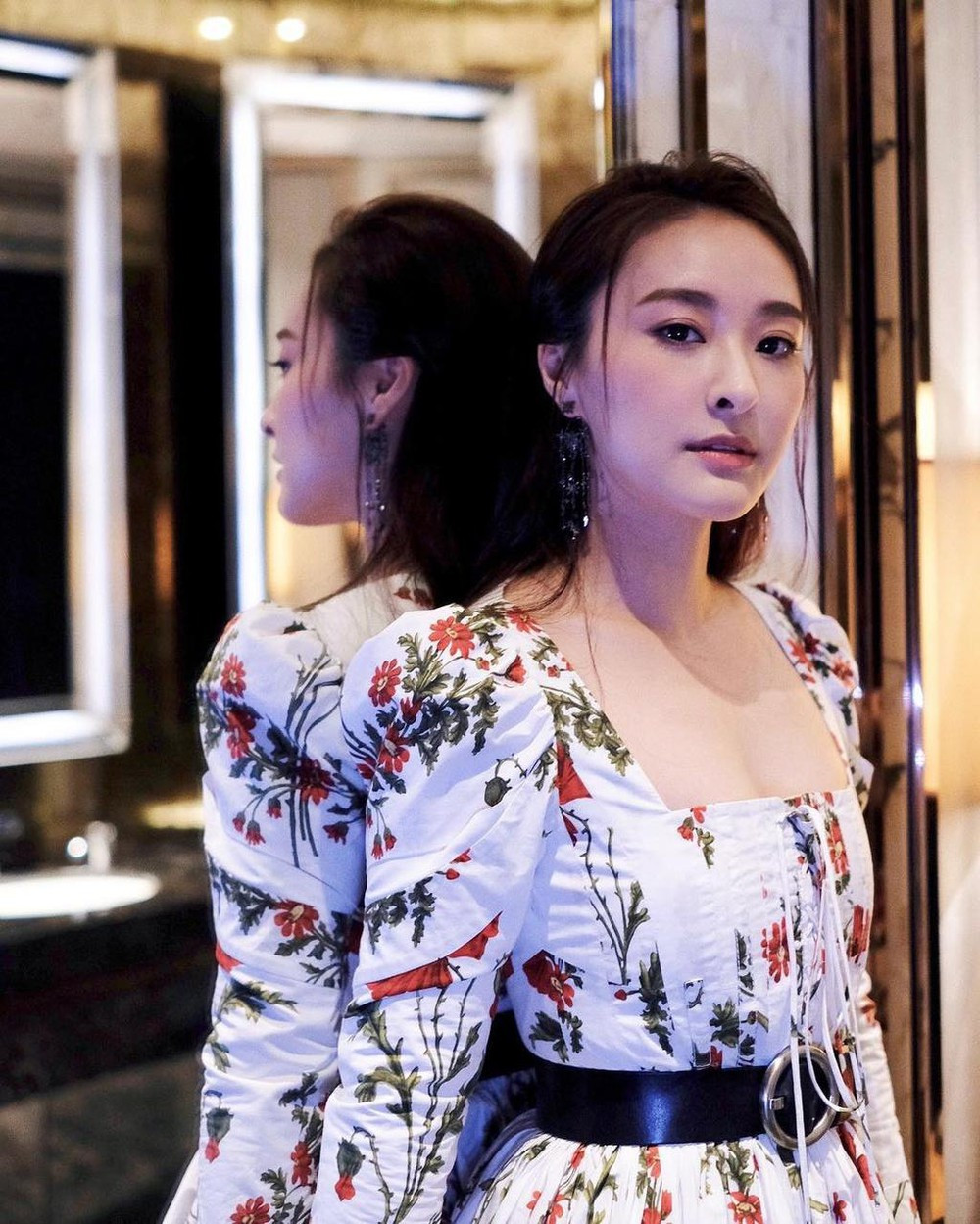 Bạn gái thiếu gia vua sòng bài Macau thường mặc các kiểu áo váy cổ vuông khoe vòng một đẫy đà.