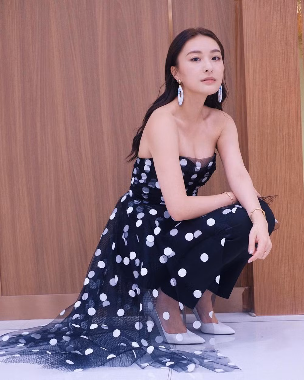 Trần Oánh gây ấn tượng với phong cách thời trang sành điệu, lôi cuốn. 