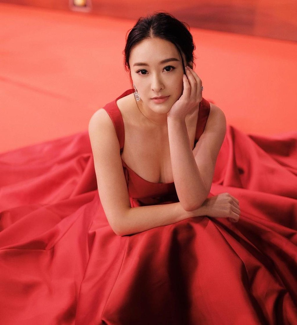 Trần Oánh nổi tiếng với vai trò là một diễn viên, người mẫu, gương mặt nổi bật của TVB. Ngoài đời, cô sở hữu vóc dáng gợi cảm và gu thời trang nóng bỏng.