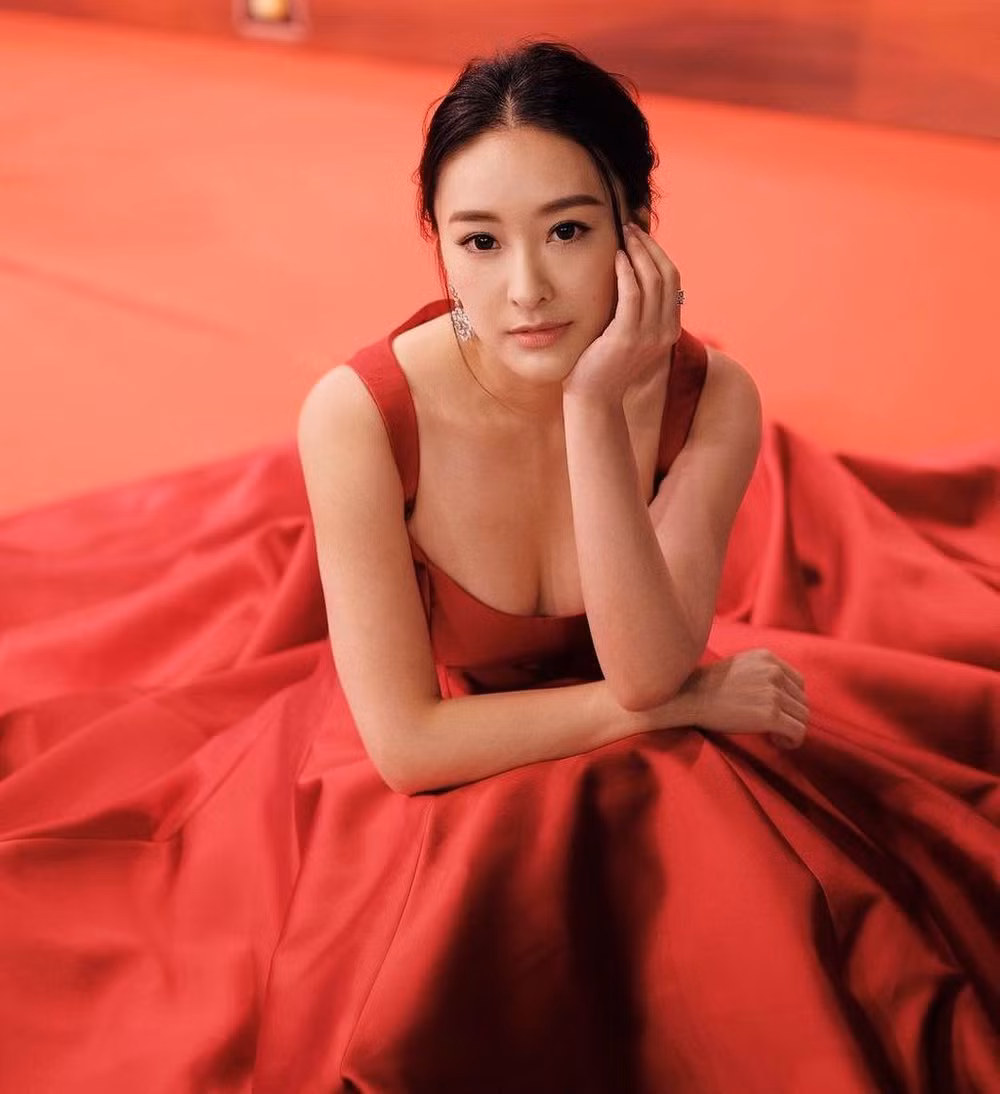 Trần Oánh nổi tiếng với vai trò là một diễn viên, người mẫu, gương mặt nổi bật của TVB. Ngoài đời, cô sở hữu vóc dáng gợi cảm và gu thời trang nóng bỏng.