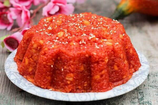 Xôi gấc vừa để thờ cúng gia tiên, vừa là món ăn may mắn trong ngày đầu năm trong nhiều gia đình Việt. Mọi người quan niệm rằng, màu đỏ của xôi gấc mang lại may mắn tài lộc cho ngày đầu năm.