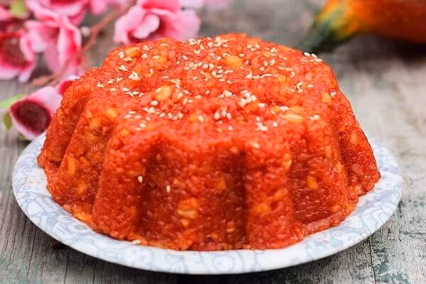 Xôi gấc vừa để thờ cúng gia tiên, vừa là món ăn may mắn trong ngày đầu năm trong nhiều gia đình Việt. Mọi người quan niệm rằng, màu đỏ của xôi gấc mang lại may mắn tài lộc cho ngày đầu năm.