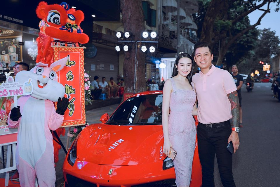 Trong đó, những thiết kế dáng ôm sát, chất liệu xuyên thấu được người đẹp ưu ái hơn cả.