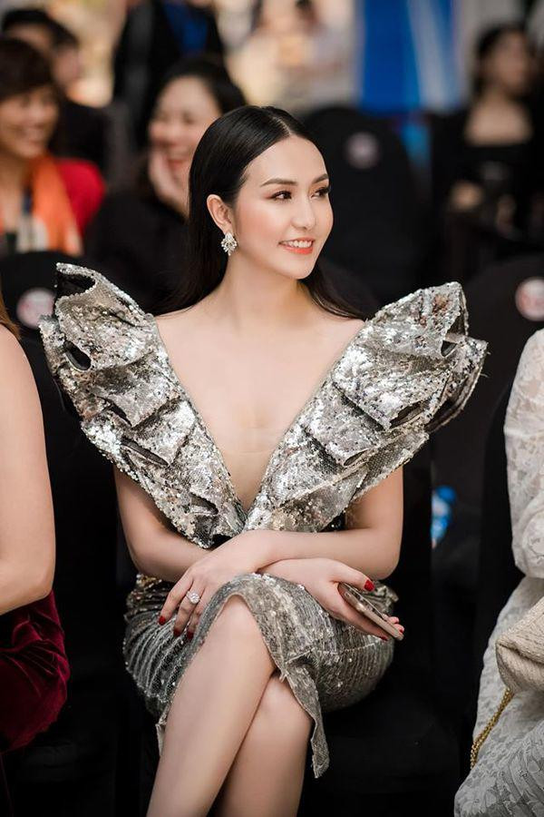 Những trang phục mang phong cách sang trọng, gợi cảm được người đẹp ưu tiên chọn diện nhiều hơn cả.