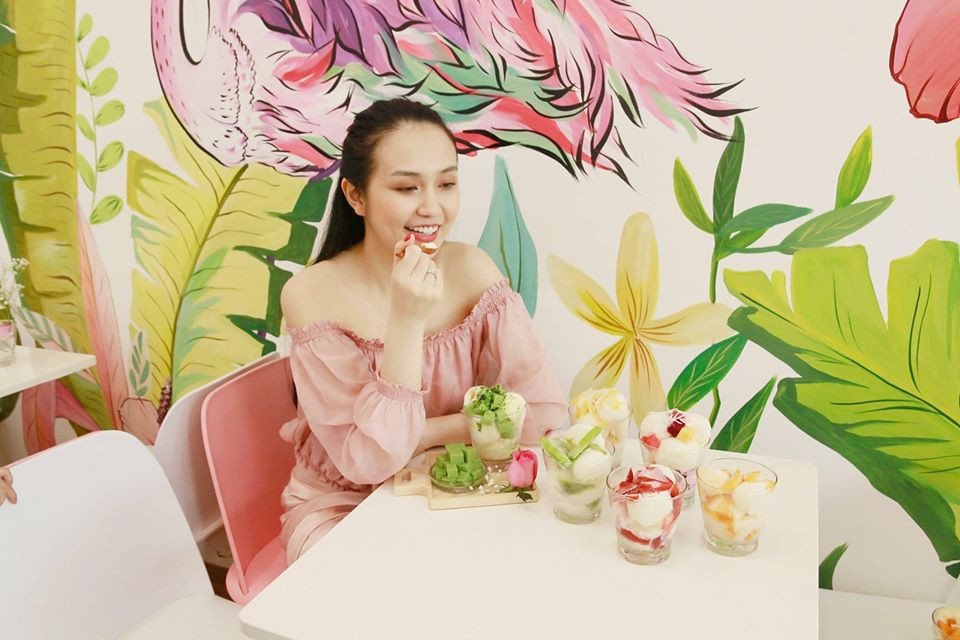 Người đẹp 30 tuổi khoe bờ vai thon trắng nõn trong chiếc áo trễ nải.