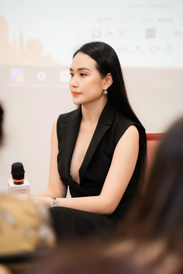 Không hoạt động trong ngành giải trí nhưng Hương Baby được khen ngợi có vẻ đẹp không thua kém gì các hot girl. Sau khi kết hôn và sinh con, cô vẫn giữ được vóc dáng thon thả và gu thời trang sang chảnh, quyến rũ.