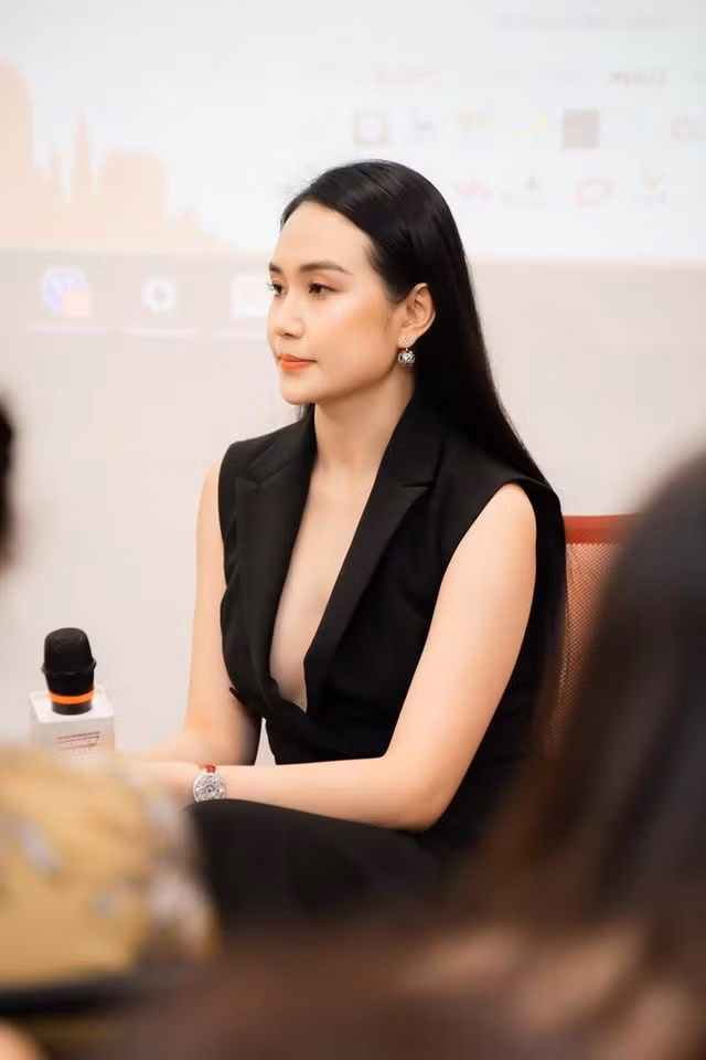 Không hoạt động trong ngành giải trí nhưng Hương Baby được khen ngợi có vẻ đẹp không thua kém gì các hot girl. Sau khi kết hôn và sinh con, cô vẫn giữ được vóc dáng thon thả và gu thời trang sang chảnh, quyến rũ.