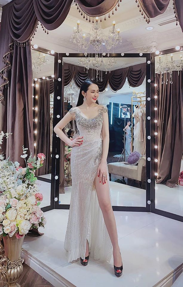 Là mẹ 3 con ở tuổi băm, Thu Hương luôn biết cách duy trì sức hút của diện mạo với những trang phục cực sành điệu.