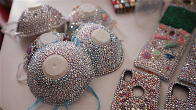 Chiếc khẩu trang phủ hàng trăm viên pha lê Swarovski được làm thủ công hoàn toàn, tinh xảo, mất khoảng 3 giờ thực hiện.