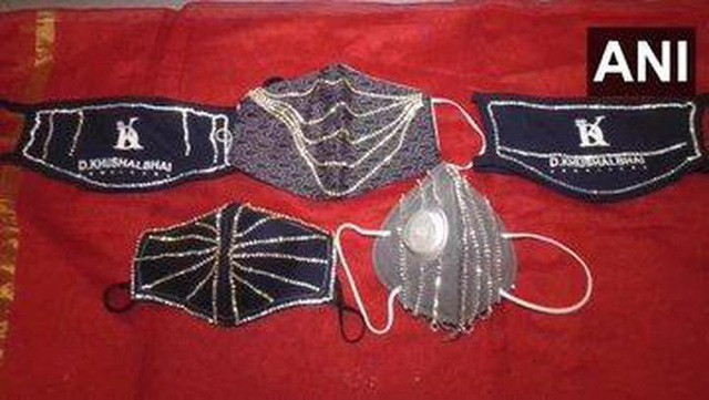 Hồi tháng 6, những chiếc khẩu trang làm từ vàng và bạc trở nên phổ biến ở Ấn Độ. Chỉ một thời gian ngắn sau, các phiên bản khẩu trang nạm kim cương đã xuất hiện tại quốc gia này và được người giàu săn lùng nhiệt tình.