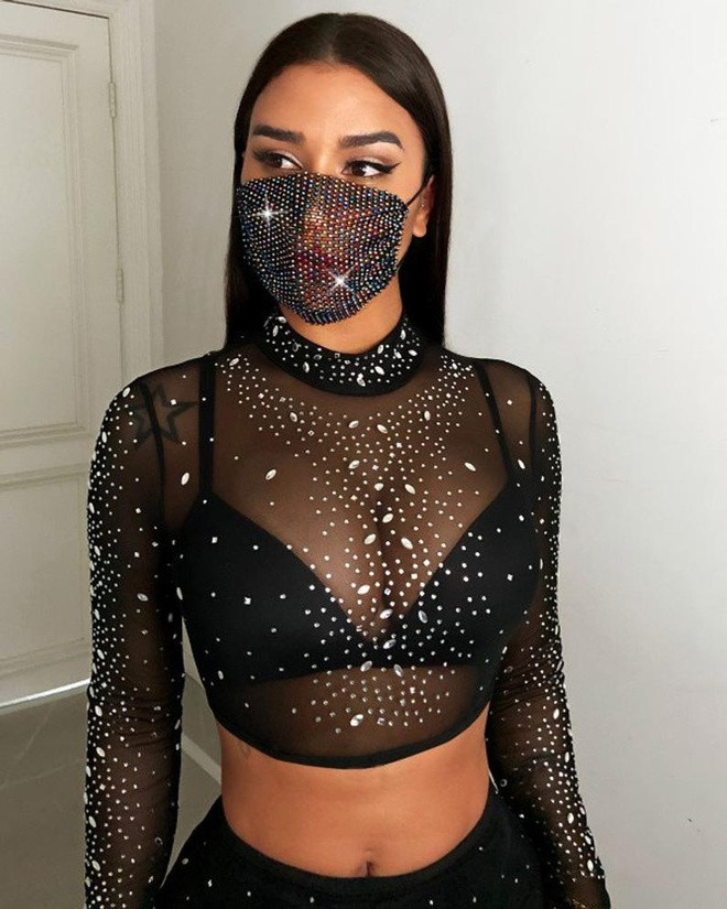 Nhiều rich kid cũng thu hút sự chú ý khi đeo khẩu trang đính đá. Một số thiết kế có lớp vải bên trong nên vẫn có thể bảo vệ người đeo.