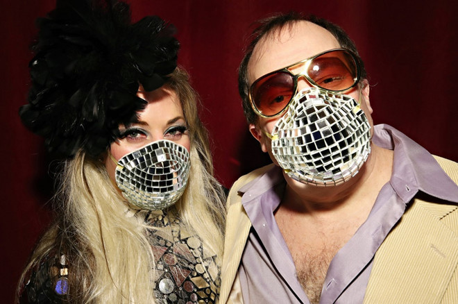 Những khẩu trang đính kim cương có giá “trên trời” vẫn được các rich kid lùng sục tìm mua.