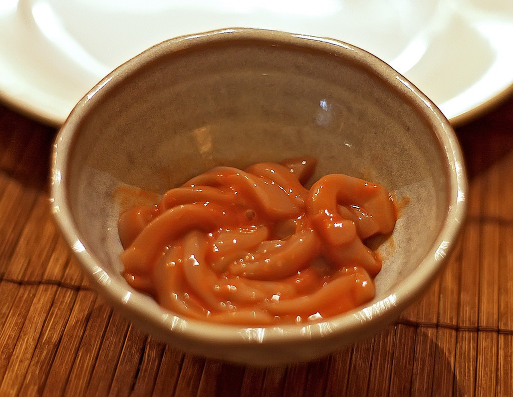 Sau đó, người ta sẽ cho thêm muối cùng các thành phần gia vị vào trộn cùng như shichimi (hỗn hợp ớt), wasabi (mù tạt) và một chút bột gạo.