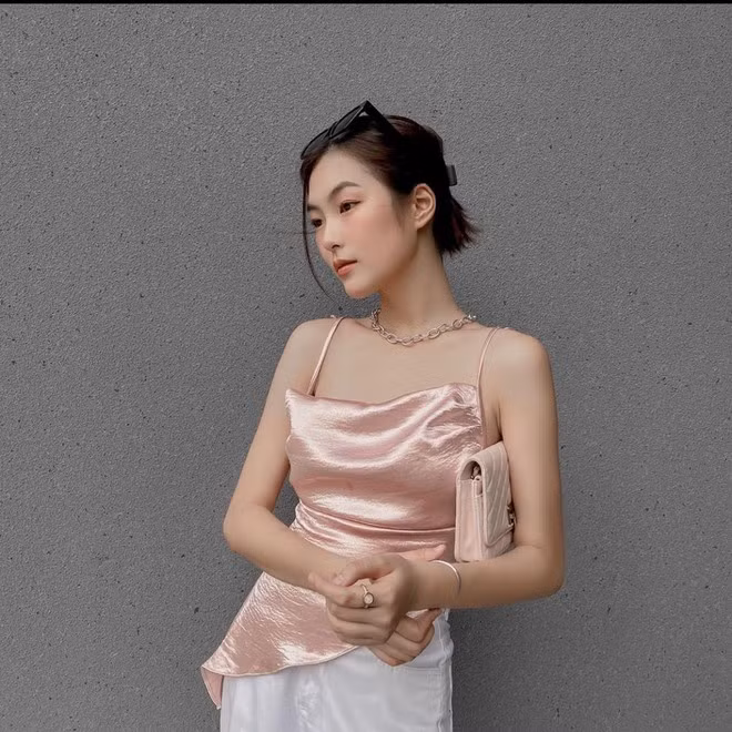 Trên trang cá nhân, nữ sinh Học viện Báo chí và Tuyên truyền thường khoe những hình ảnh mặc trang phục gợi cảm, sang chảnh.