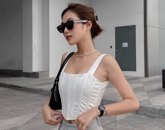 Được biết, Linh Chi được nhiều nhãn hàng thời trang có tiếng tại Hà Nội biết đến để "chọn mặt gửi vàng".