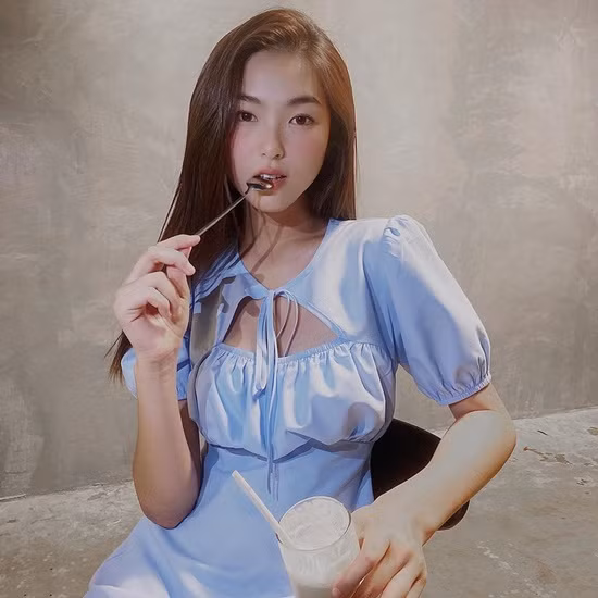 Nữ sinh sở hữu phong cách thời trang sành điệu và khá gợi cảm giúp phô trương lợi thế hình thể.