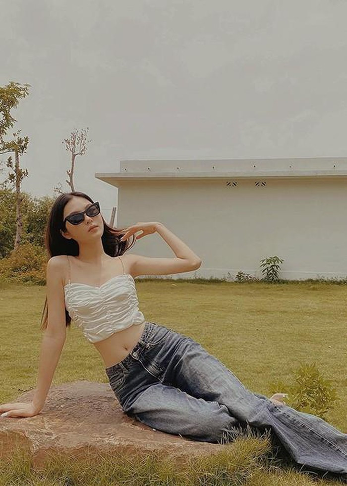 Áo hai dây và quần jeans là những items thường được Linh Chi chọn lựa nhằm khoe eo thon.