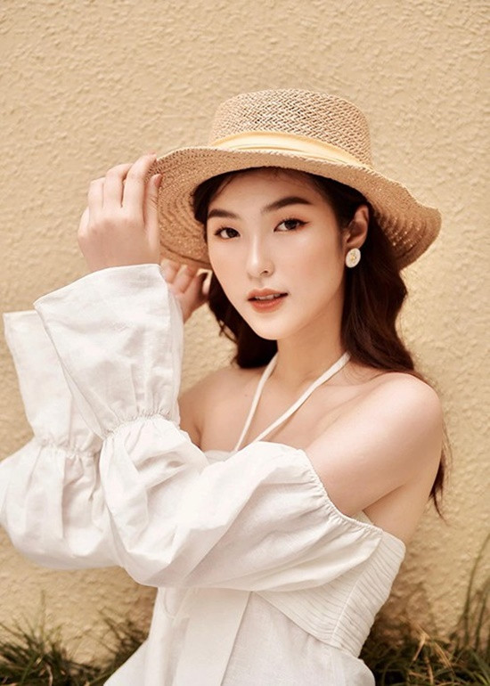 Chân dài 19 tuổi có vóc dáng mảnh mai, gương mặt đậm nét Á Đông. Thần thái của cô cũng nhận được những lời khen ngợi.