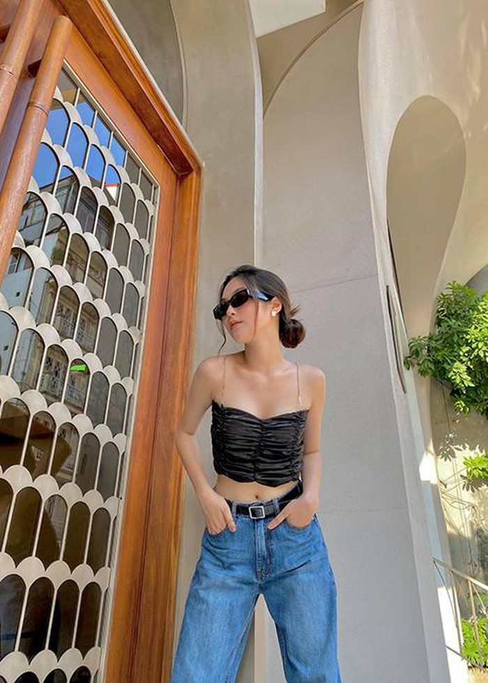 Người đẹp khoe vòng 2 phẳng lì với áo croptop hai dây.