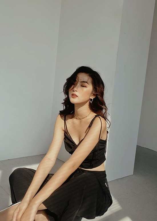 Chiếc áo hay dây dáng croptop phối cùng quần cạp cao "ton sur ton" giúp Linh Chi trông vừa quyến rũ vừa hiện đại.