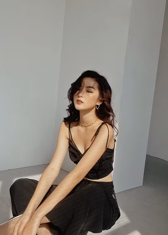 Chiếc áo hay dây dáng croptop phối cùng quần cạp cao "ton sur ton" giúp Linh Chi trông vừa quyến rũ vừa hiện đại.