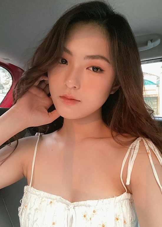 Người đẹp 19 tuổi chuộng các kiểu váy áo hai dây khoe bờ vai thon thả.