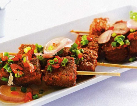 Thịt ngựa xiên nướng rau củ.