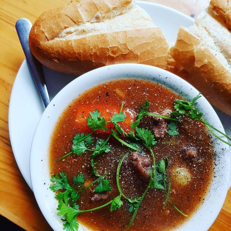 Thịt ngựa sốt vang là một trong những món ăn mà hội mê ẩm thực không thể bỏ qua bởi mùi vị và hương thơm rất đặc trưng. Món ăn kết hợp giữa sự pha trộn độc đáo và thú vị của ẩm thực Á Đông và Tây phương này chắc chắn sẽ khiến thực khách “yêu luôn từ cái nhìn đầu tiên”.