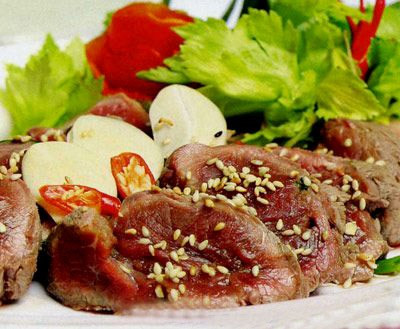 Thịt ngựa tái cuốn bánh tráng.